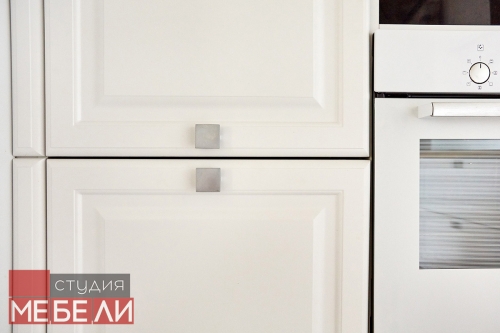 Светлая кухня для квартиры-студии