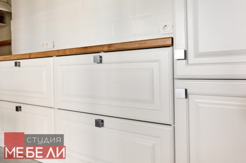 Светлая кухня для квартиры-студии