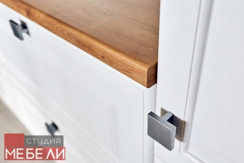 Светлая кухня для квартиры-студии