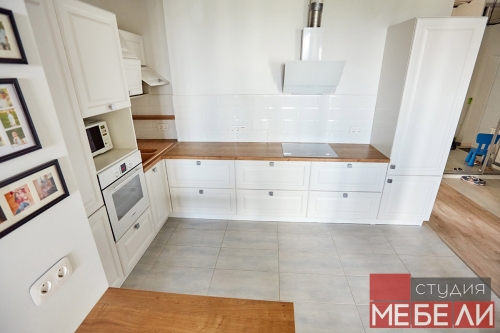Светлая кухня для квартиры-студии