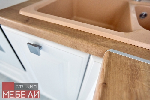 Светлая кухня для квартиры-студии