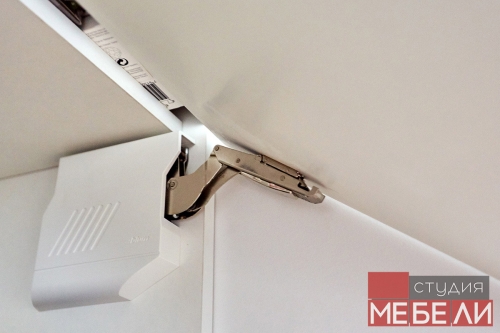 Светлая кухня для квартиры-студии