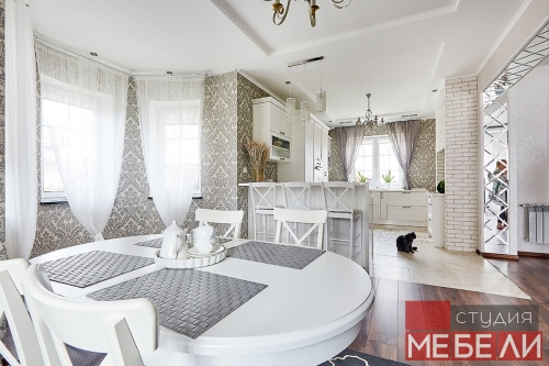 Светлая кухня с барной стойкой для просторных домов