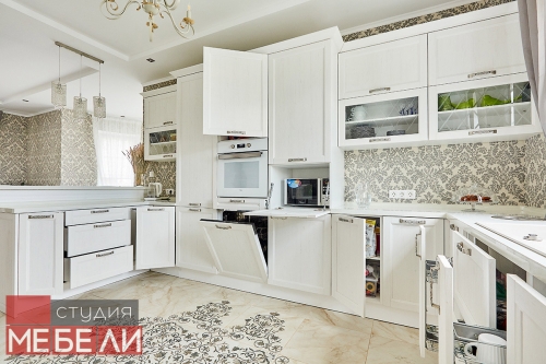 Светлая кухня с барной стойкой для просторных домов