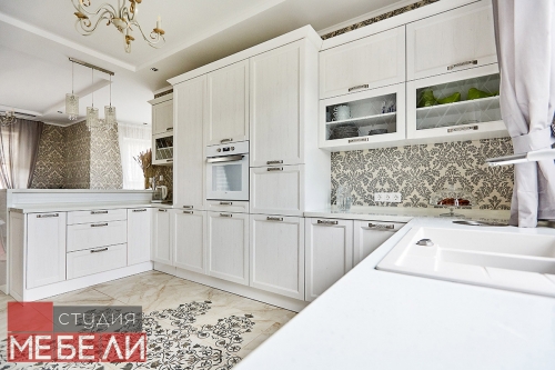 Светлая кухня с барной стойкой для просторных домов