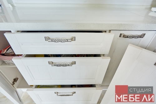 Светлая кухня с барной стойкой для просторных домов