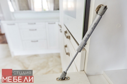 Светлая кухня с барной стойкой для просторных домов