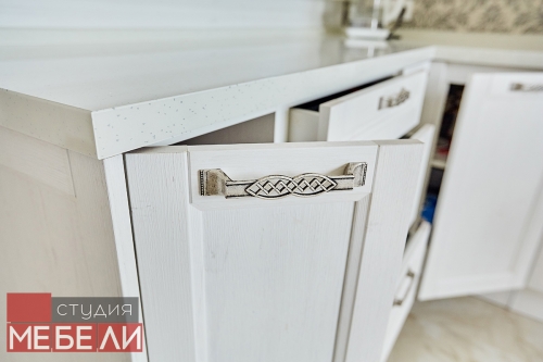 Светлая кухня с барной стойкой для просторных домов