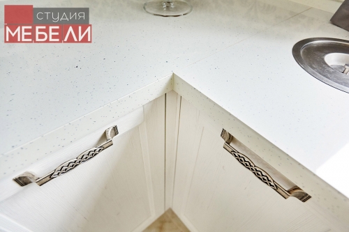 Светлая кухня с барной стойкой для просторных домов