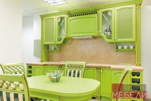 Яркая кухня из массива ясеня