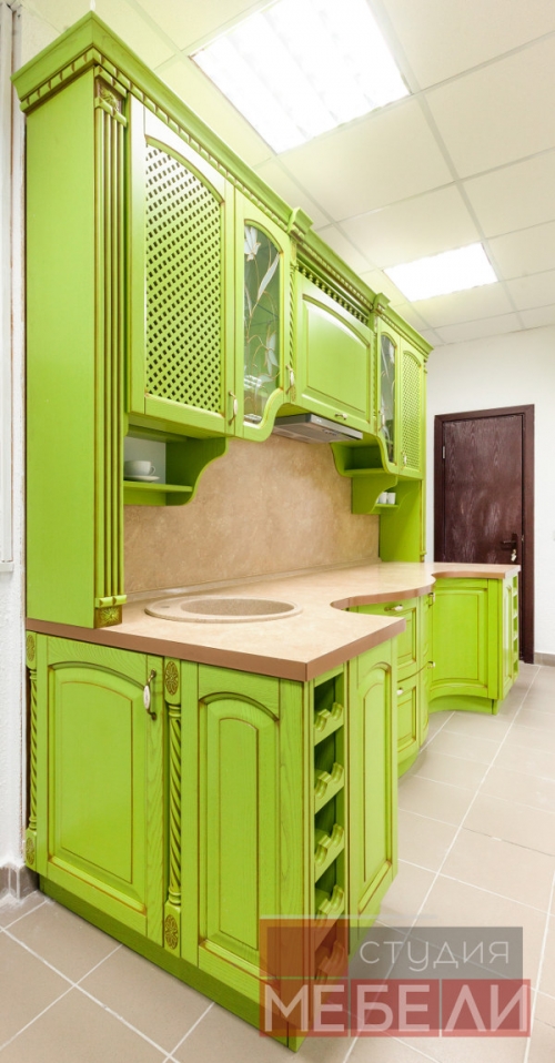 Яркая кухня из массива ясеня