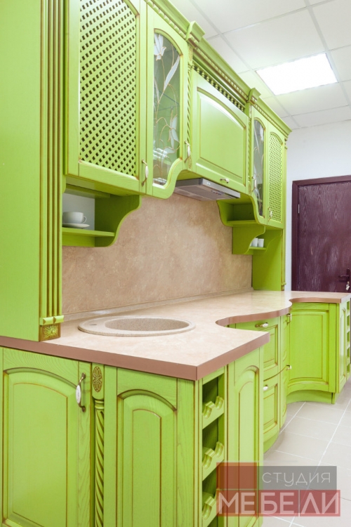 Яркая кухня из массива ясеня