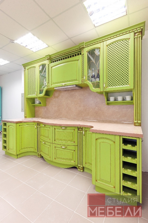 Яркая кухня из массива ясеня