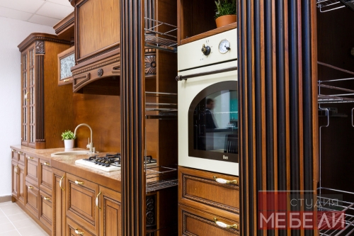 Кухня из массива – проверенная классика