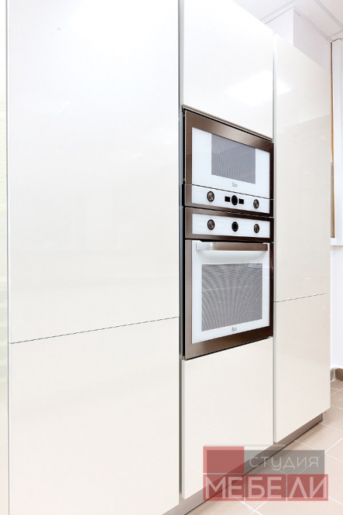 Белая кухня из пластика