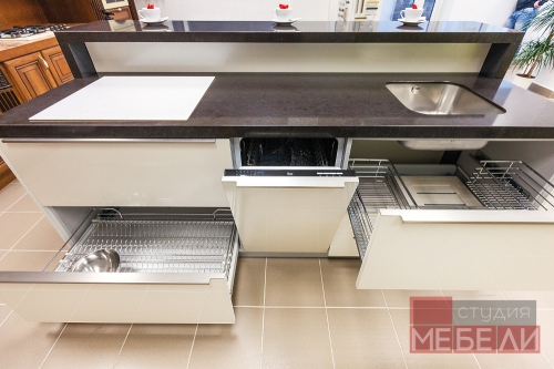 Белая кухня из пластика