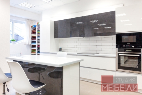 Современная контрастная кухня с островом