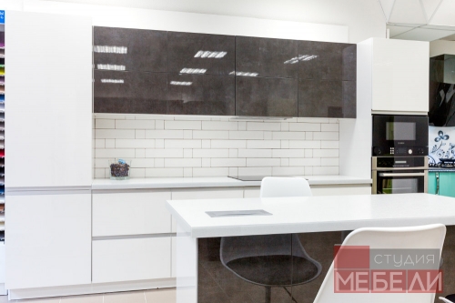 Современная контрастная кухня с островом