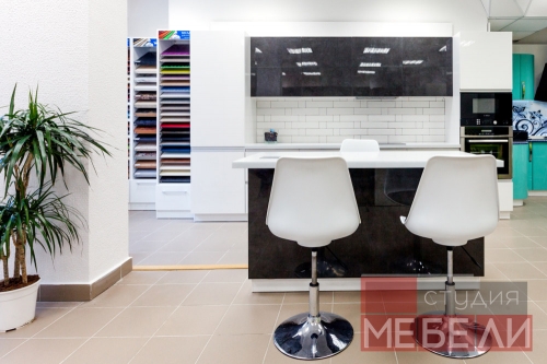 Современная контрастная кухня с островом