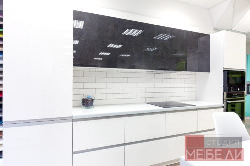 Современная контрастная кухня с островом