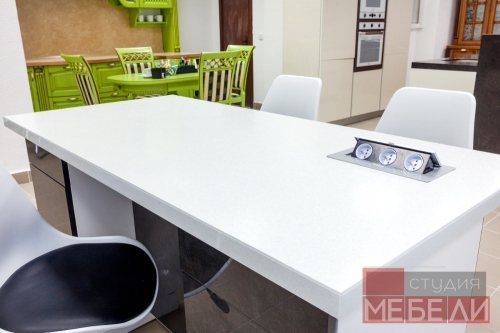 Современная контрастная кухня с островом