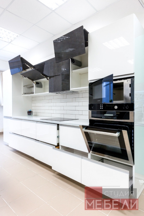 Современная контрастная кухня с островом