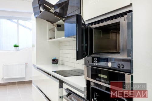 Современная контрастная кухня с островом