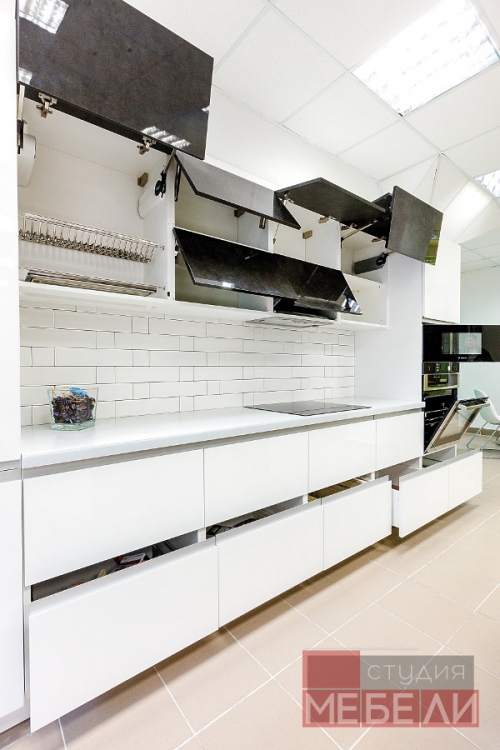 Современная контрастная кухня с островом