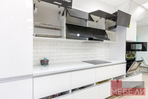 Современная контрастная кухня с островом