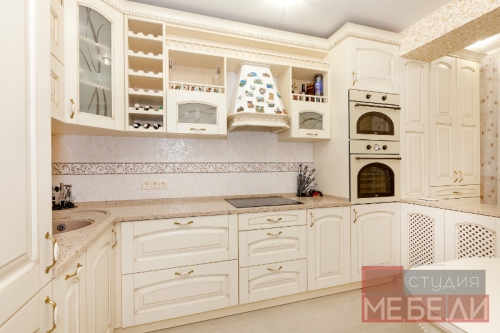 Просторная кухня из массива ясеня