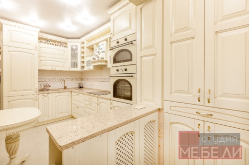 Просторная кухня из массива ясеня