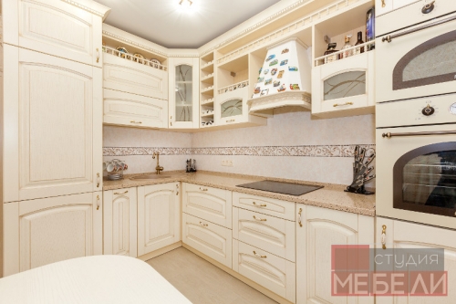 Просторная кухня из массива ясеня