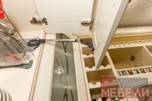 Просторная кухня из массива ясеня