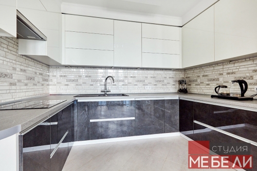 Контрастная кухня с широким функционалом