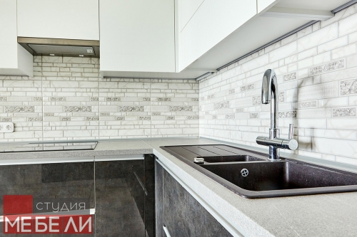 Контрастная кухня с широким функционалом