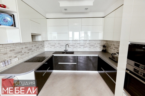 Контрастная кухня с широким функционалом