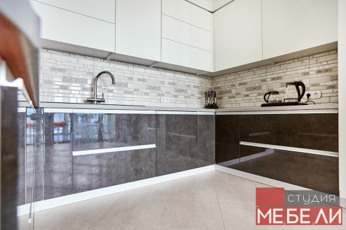 Контрастная кухня с широким функционалом