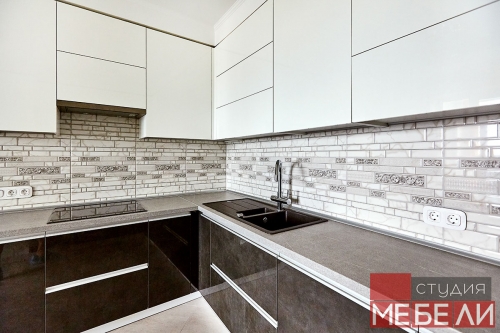 Контрастная кухня с широким функционалом