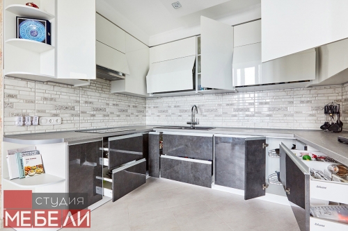 Контрастная кухня с широким функционалом