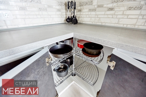 Контрастная кухня с широким функционалом