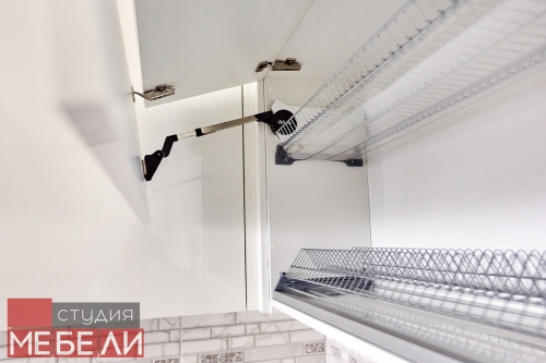 Контрастная кухня с широким функционалом