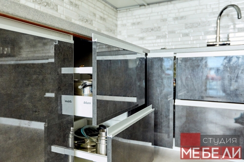 Контрастная кухня с широким функционалом