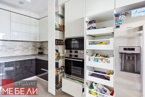 Контрастная кухня с широким функционалом