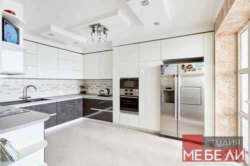 Контрастная кухня с широким функционалом