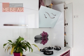 Яркая кухня цвета фуксия