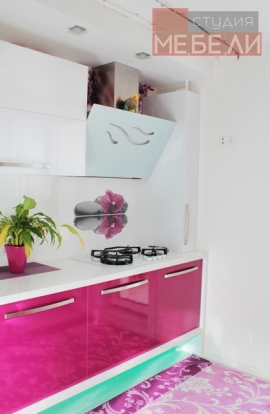 Яркая кухня цвета фуксия