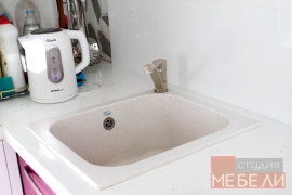 Яркая кухня цвета фуксия