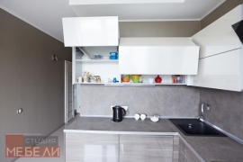 Современная угловая кухня из пластика