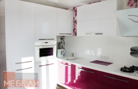 Яркая кухня цвета фуксия