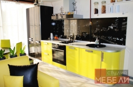 Яркая желтая кухня